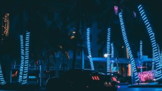 夜の街でのドライブ