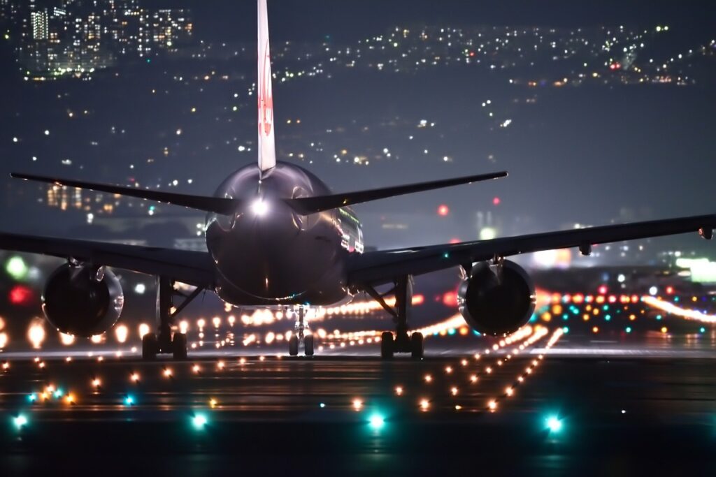夜の滑走路、飛行機の画像