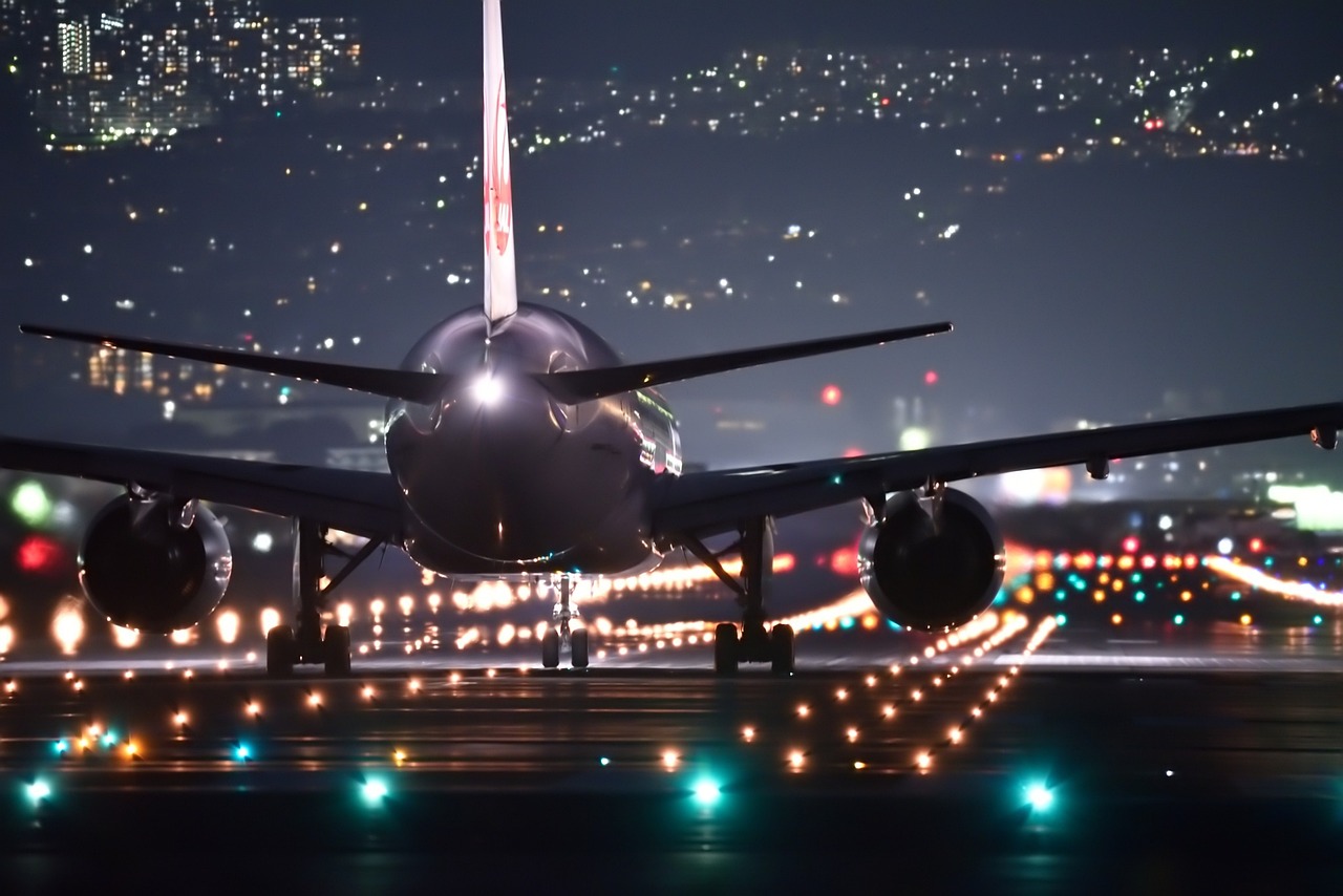 飛行機の滑走路で飛行機が飛ぶ準備をしている