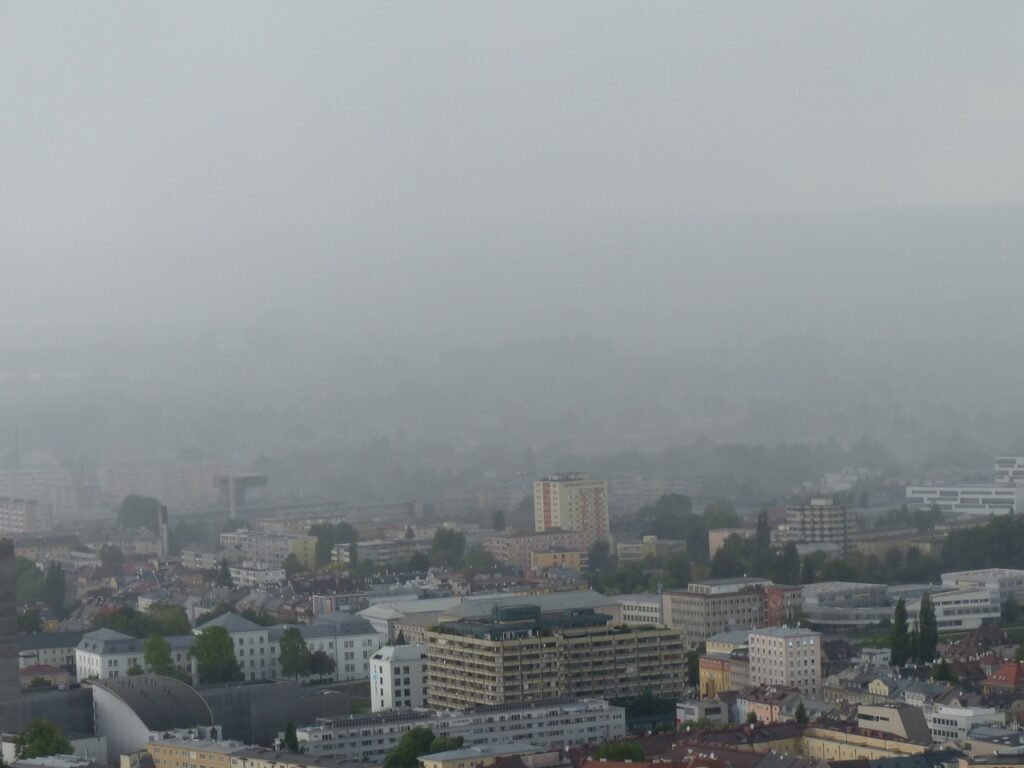 雨雲が広がる街の風景