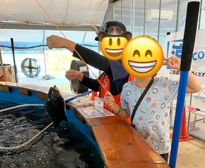 釣り堀で、魚を釣り上げている様子