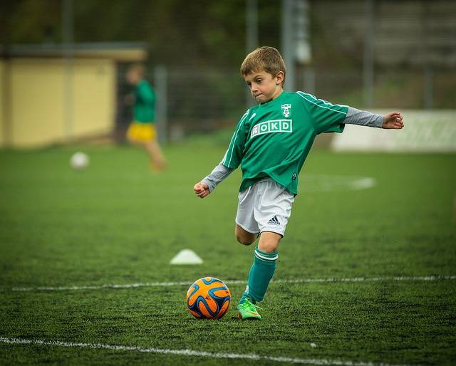 子供がサッカーで、ボールを蹴ろうとしている様子。