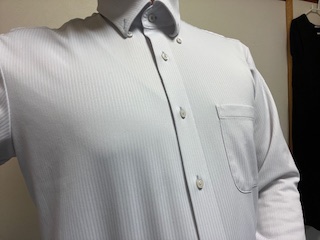 白いワイシャツを着ている男性。