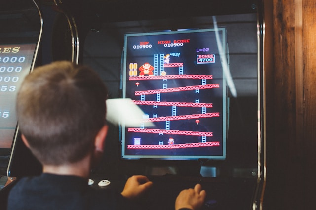子供がアーケードで遊んでいる姿