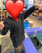 釣り堀で、魚を釣り上げている様子