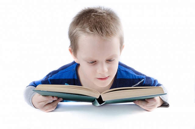 子供が一生懸命に本を読んでいる姿