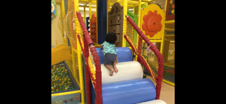 室内遊具で遊んでいる子供