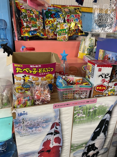 お菓子が棚に並んでいる画像