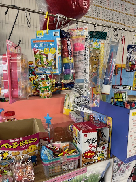 お菓子が並べられている様子