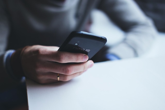 スマホを男性が触っている様子