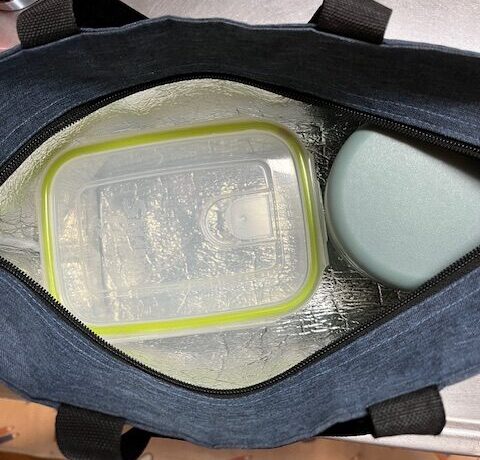 保冷バックに弁当箱、スープジャーを入れている画像
