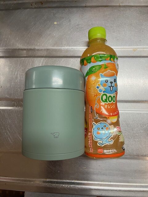 象印スープジャーと、500ｍｌペットボトルを並べて、大きさの比較をしているところ