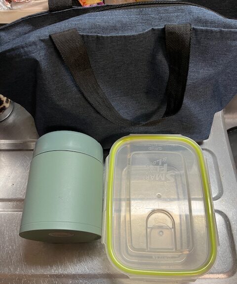 スープジャー、お弁当箱、保冷バックを並べている画像