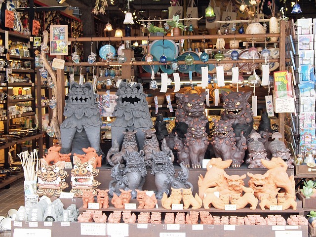 お店にシーサーがいっぱい載っている様子